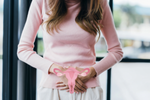 Illustration showing common ovarian cyst symptoms including pelvic pain, bloating, irregular periods, and lower abdominal discomfort.