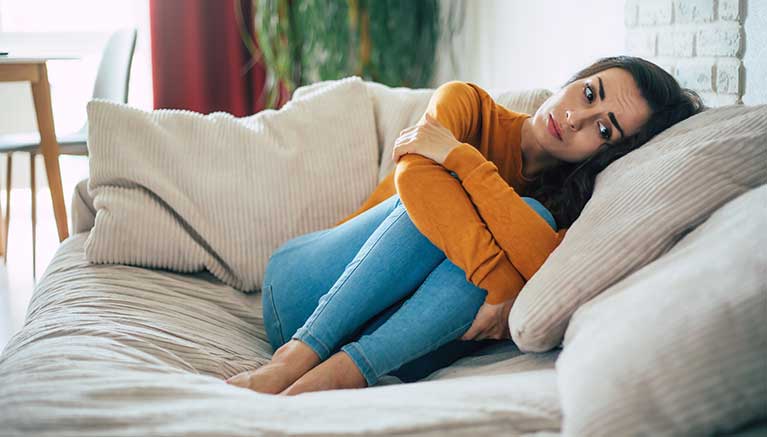 Uterine fibroid symptoms illustration showing heavy menstrual bleeding, pelvic pain, abdominal pressure, frequent urination, and lower back pain in women.